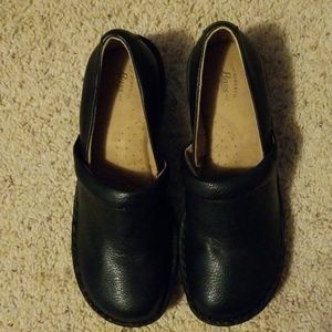 Bass sheena black clogs